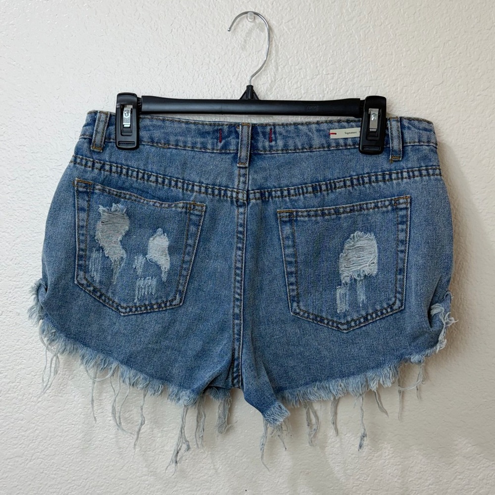Signature8 high-rise, distressed, frayed-hem denim shorts size L - Picture 4 of 6